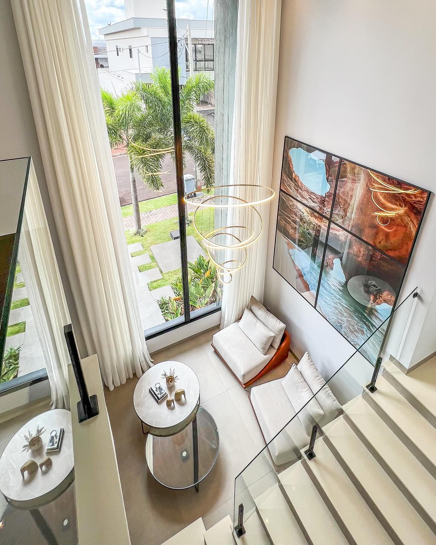 Vista superior do estar com cortinas de altura dupla