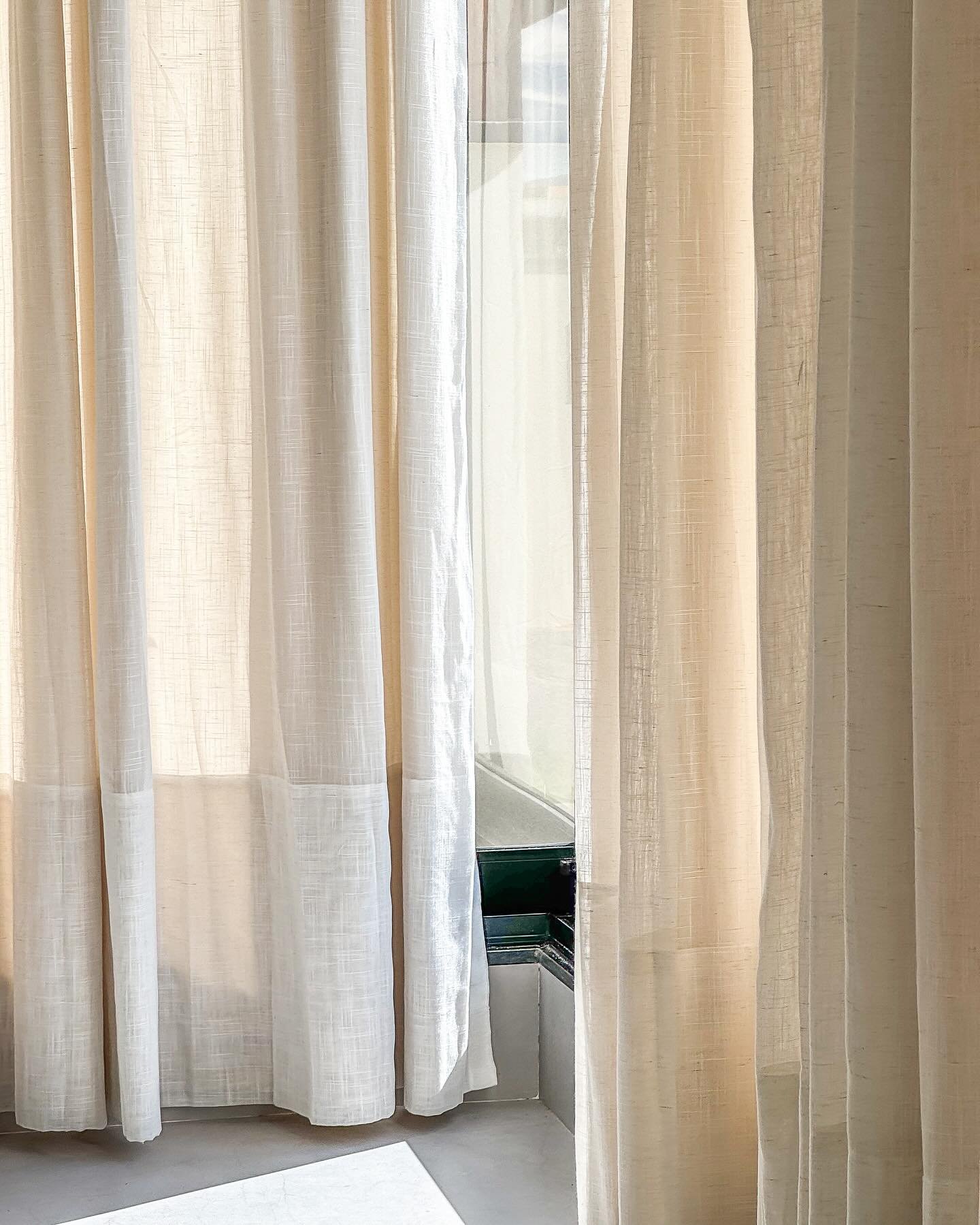 Detalhe do tecido de linho com caimento e transparência