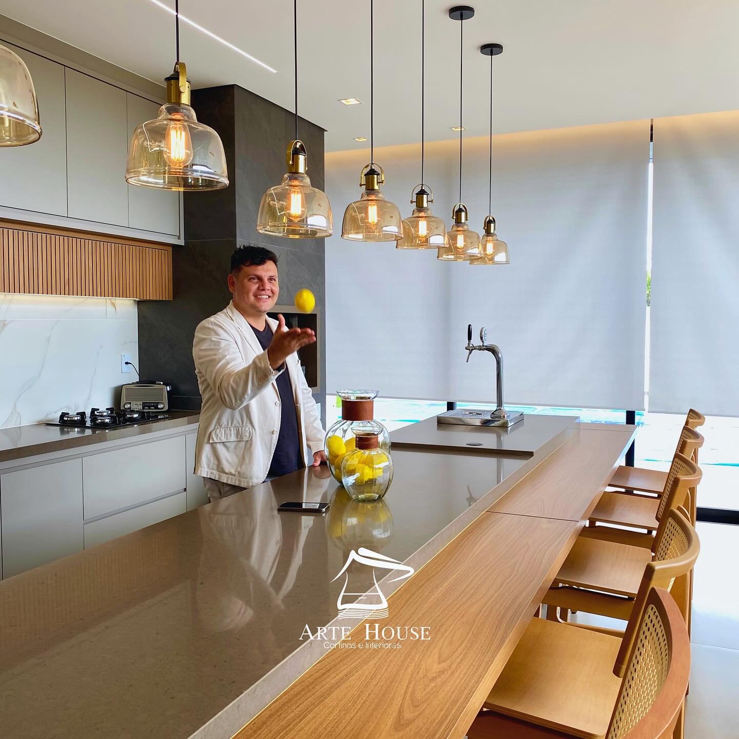 Equipe Arte House em área gourmet com persianas instaladas
