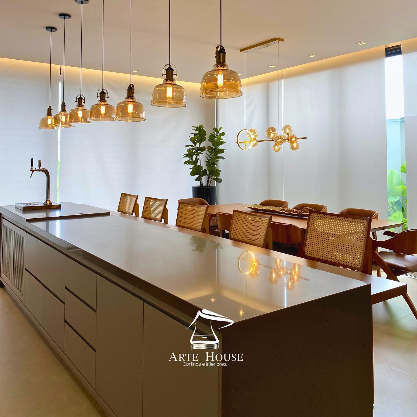 Persianas rolô em área gourmet e sala de jantar contemporânea